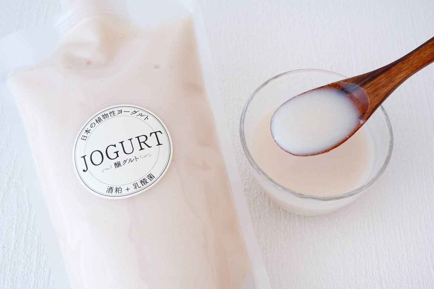 小鉢に取り分けたJOGURTを木のスプーンですくったところ